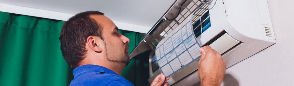 Técnico revisando vazamento de gás do ar-condicionado