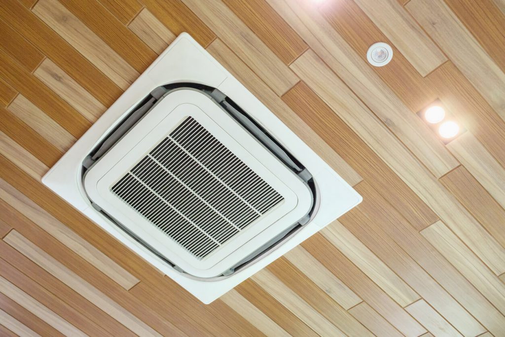 ar-condicionado cassete instalado no teto de uma residência