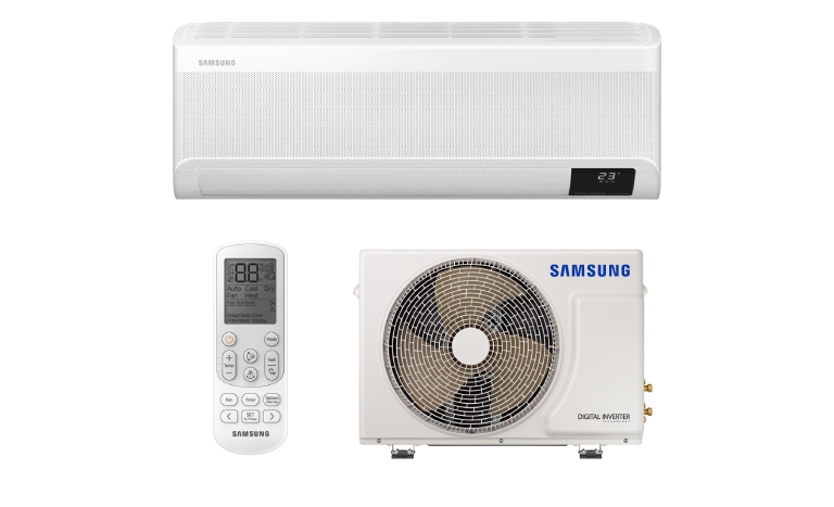 Em fundo branco está o ar-condicionado Samsung Wind Free Plus quente e frio 9000 BTUs com Inteligência Artificial com Wi-Fi junto de uma imagem de sua parte exterior e seu controle remoto
