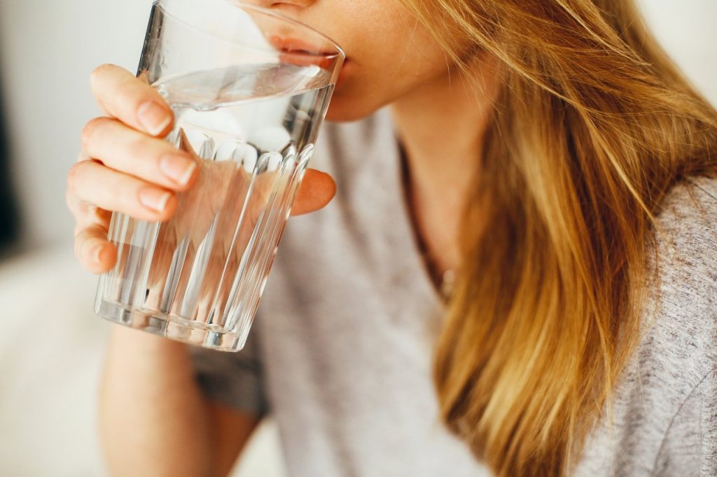 mulher bebendo agua