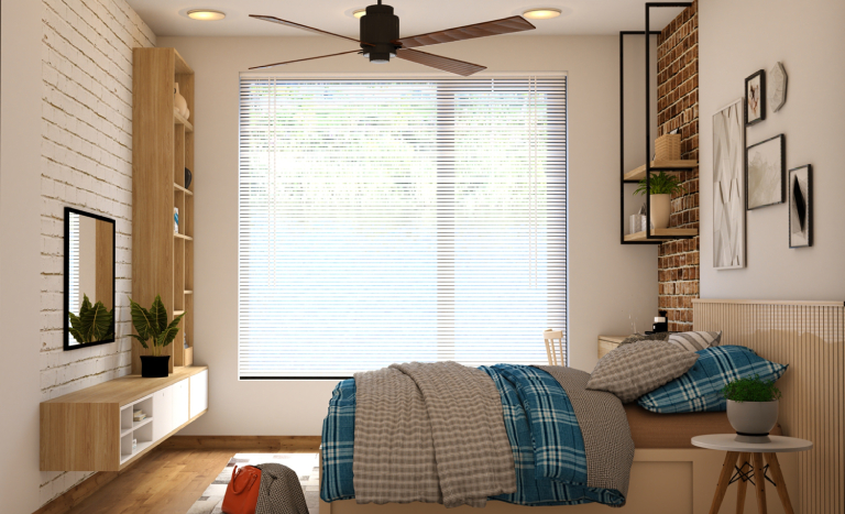 quarto com ventilador de teto, cama com cobertor azul e janela com persiana