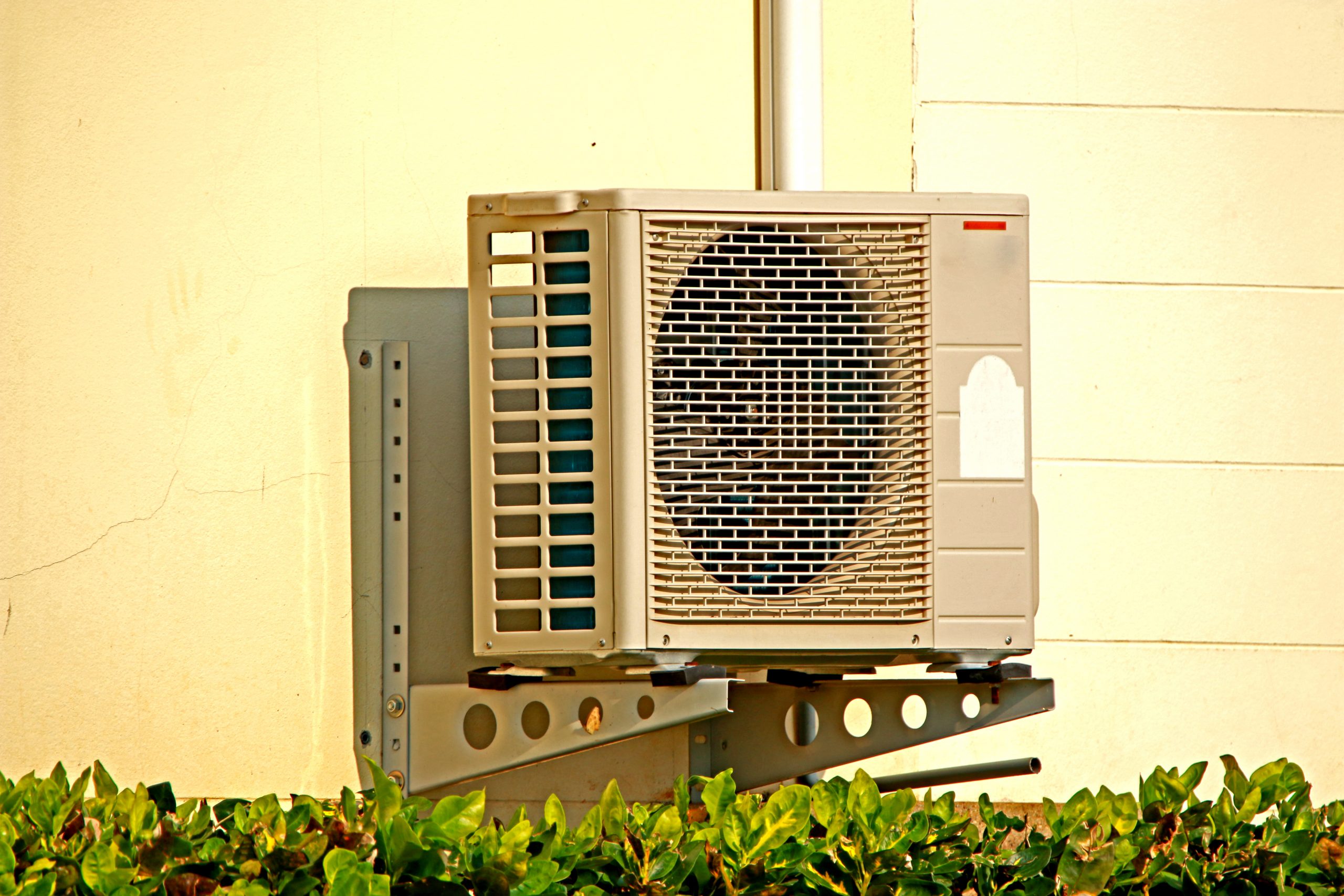Os problemas que a exposição da condensadora pode causar ao seu ar-condicionado