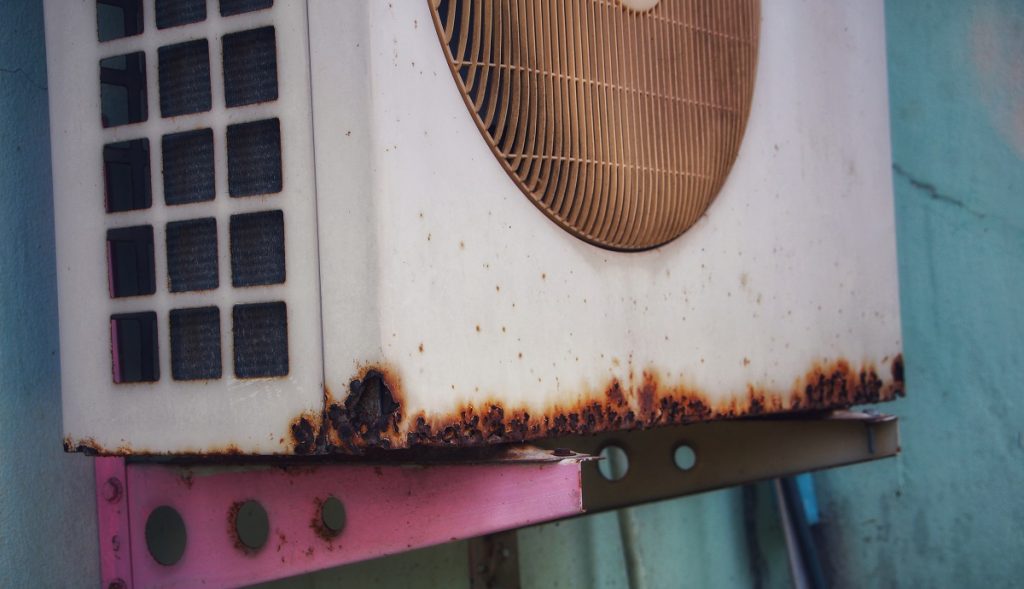A oxidação pode ser um dos principais problemas do ar-condicionado em regiões litorâneas.