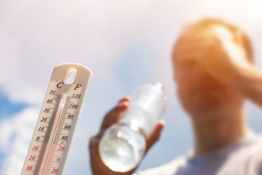 A hidratação é um dos principais cuidados durante o calor.