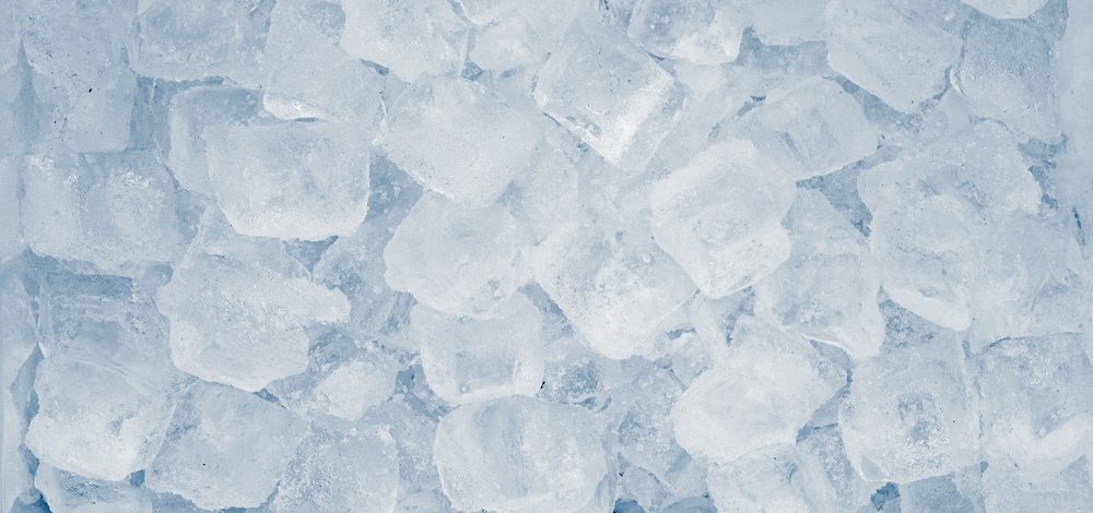 Gelo com cheiro ou gosto: o que causa e como limpar a máquina de gelo corretamente