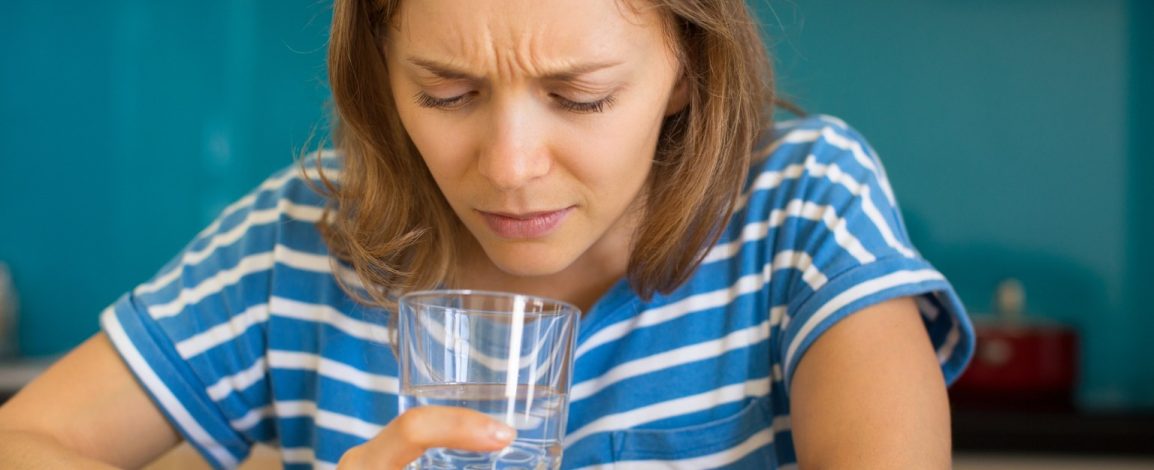 Água com gosto no bebedouro de mesa: causas comuns e como resolver