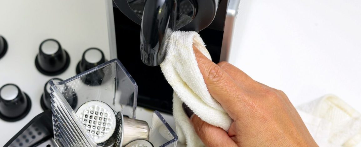 Como limpar cafeteira elétrica: passo a passo seguro e prático
